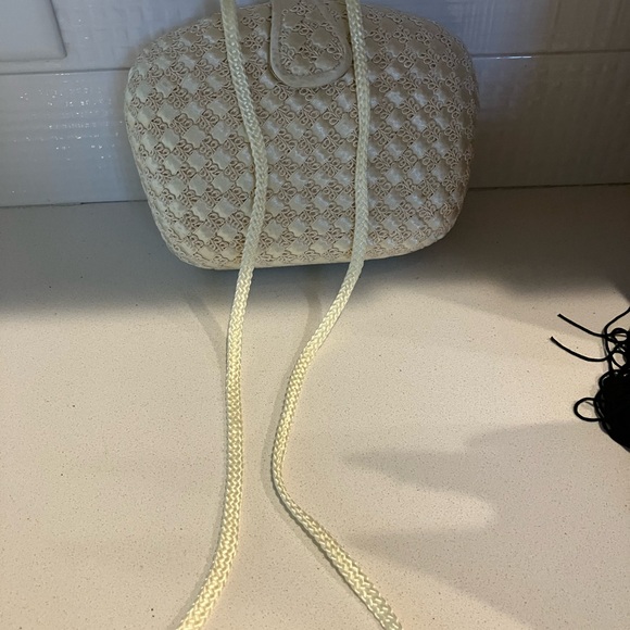 Vintage Elegant Cream Quilted Crossbody Bag. - Picture 3 of 6